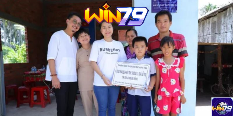 Lâm Vỹ Dạ - Hứa Minh Đạt làm từ thiện tại cổng game W79