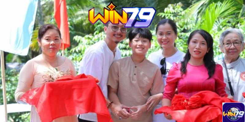 Lâm Vỹ Dạ - Hứa Minh Đạt làm từ thiện tại cổng game W79